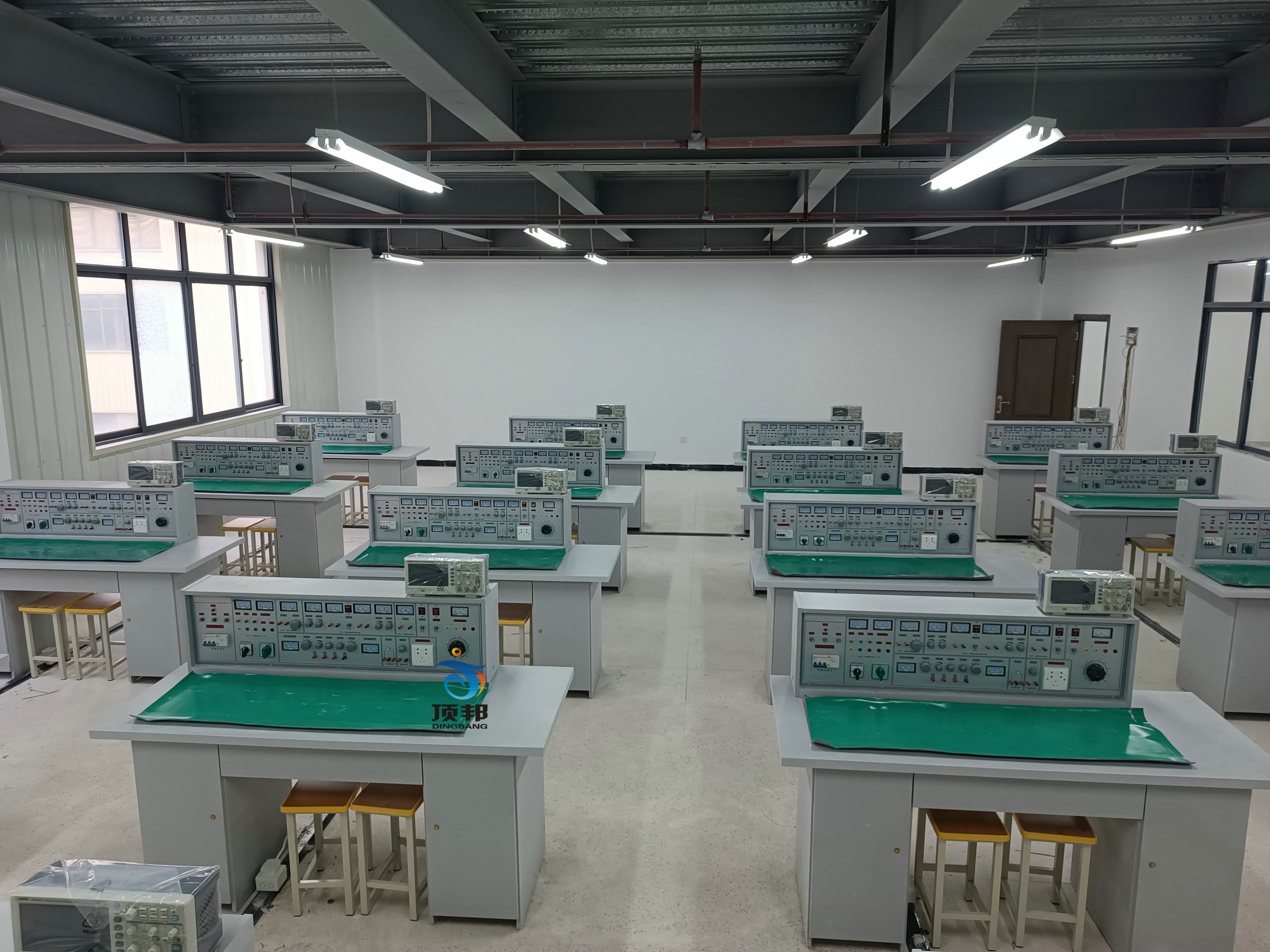 通用智能型電工.電子實驗室成套設(shè)備
