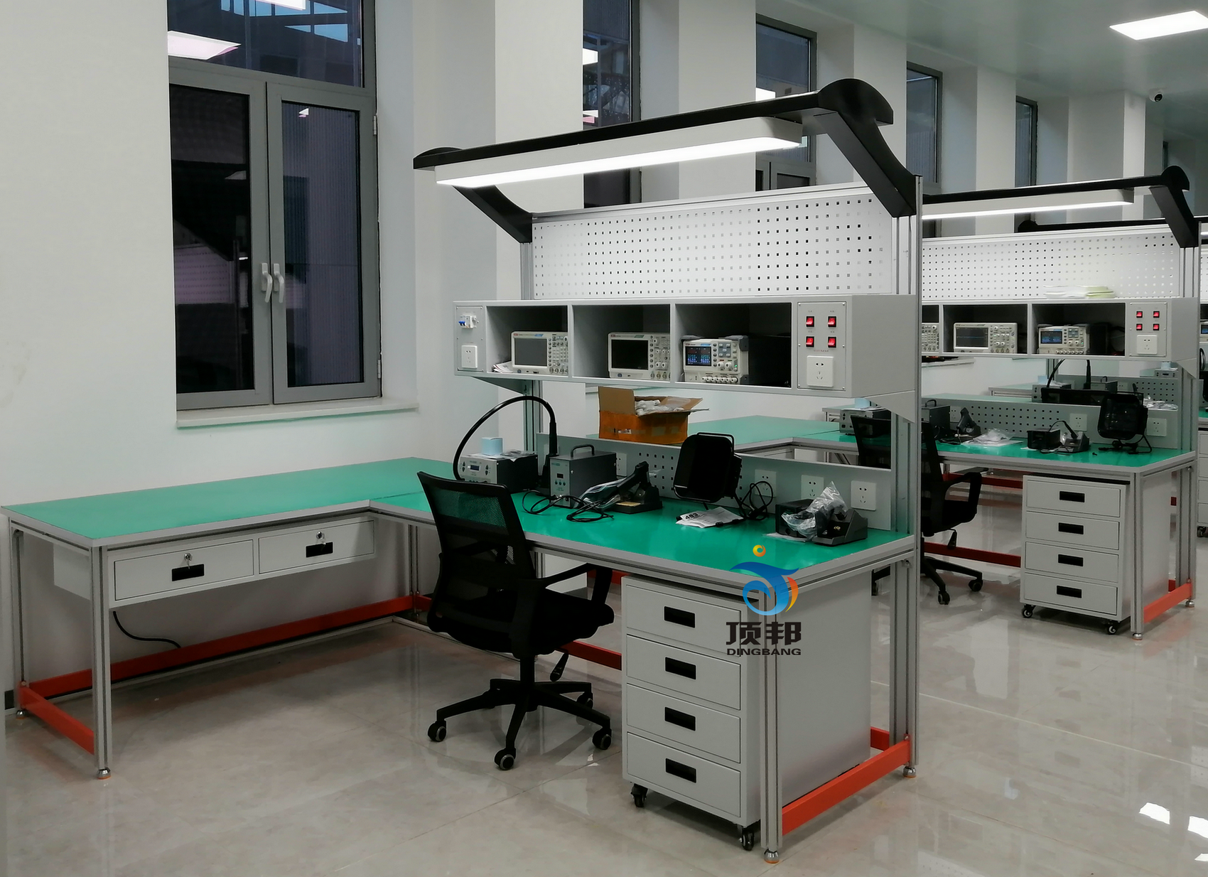 電子技術(shù)綜合實(shí)訓(xùn)考核設(shè)備