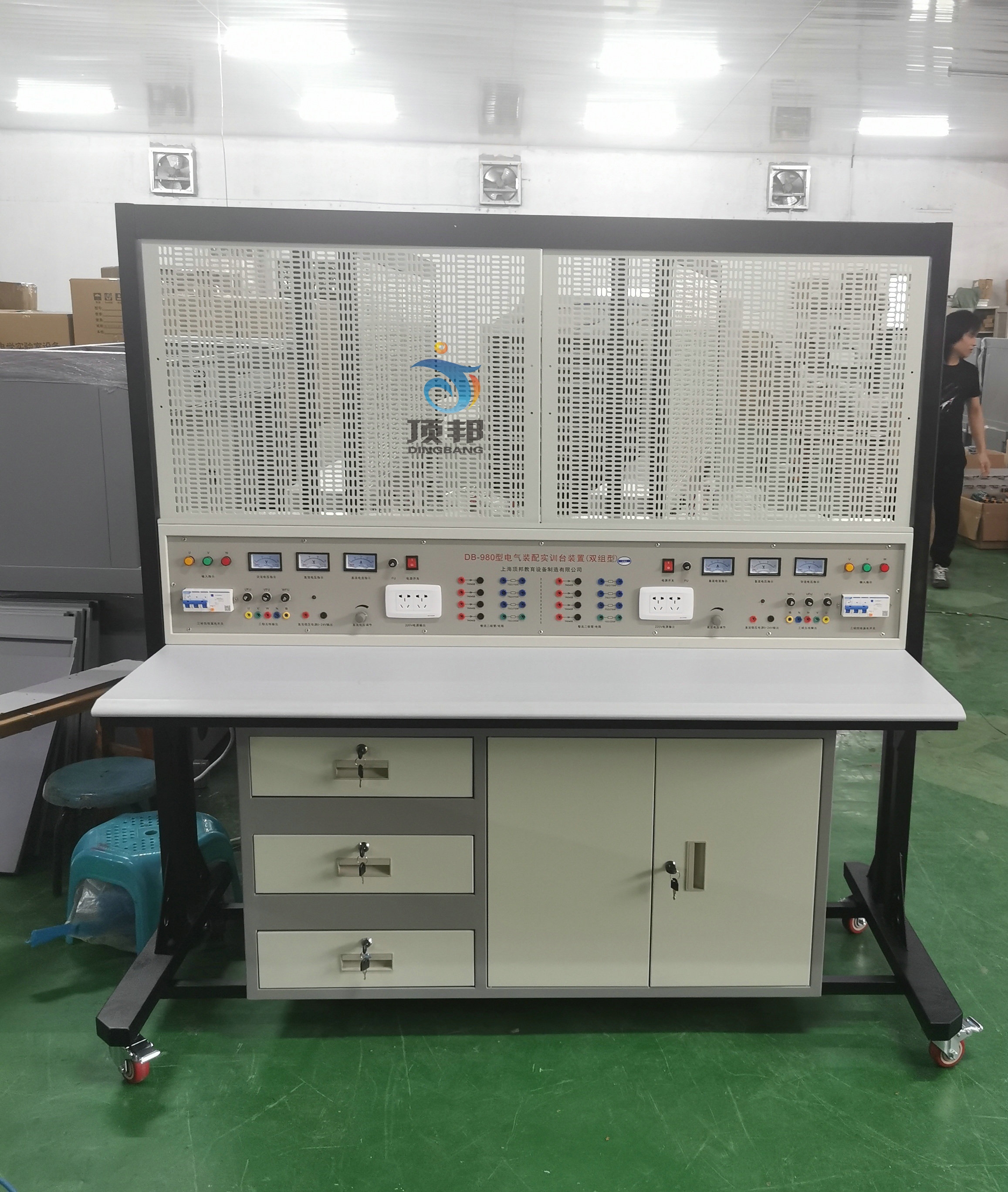 DB-980電氣裝配實(shí)訓(xùn)臺(tái)